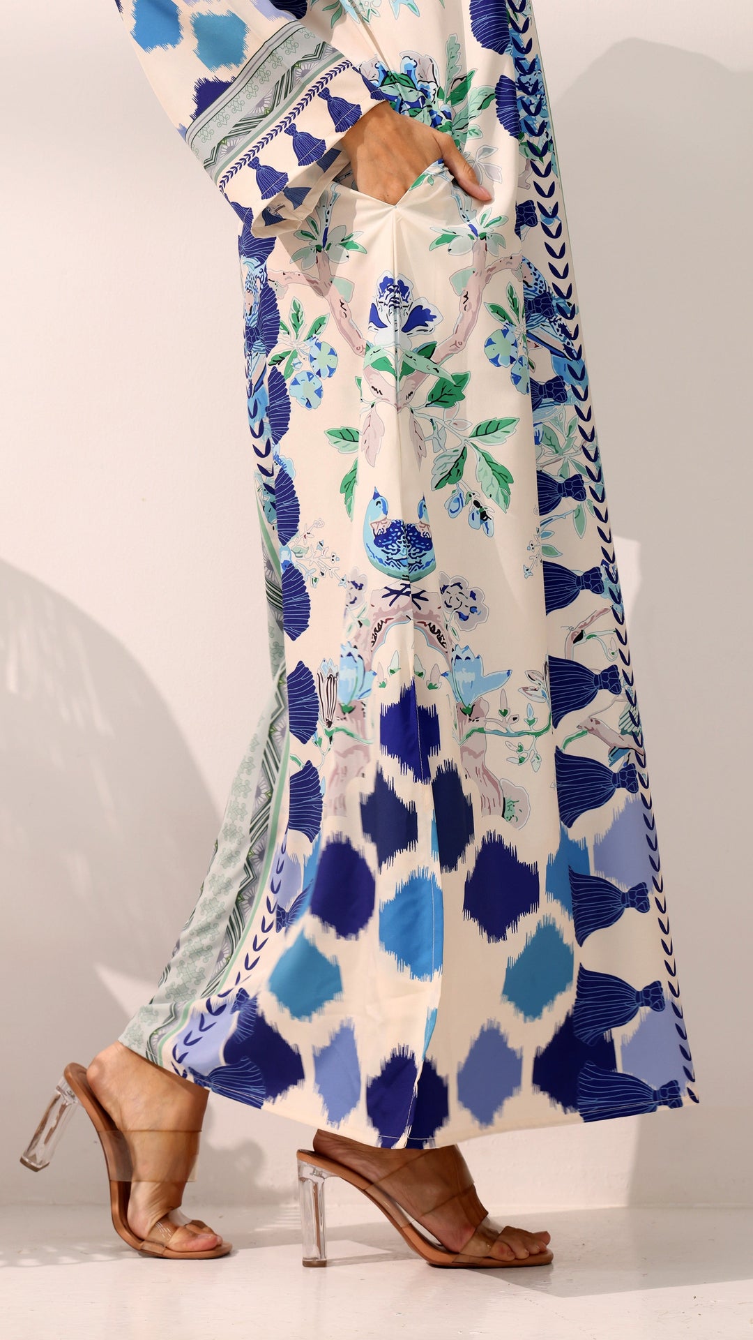 قفطان بلوسوم تشارم الأبيض